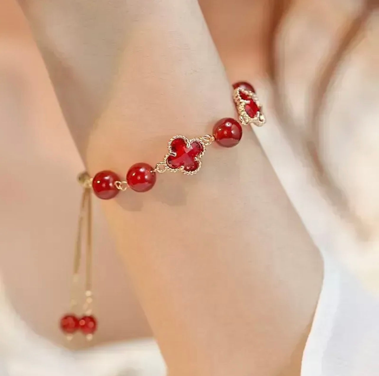 “Arpaia” Red Beaded Van Clover Bracelet