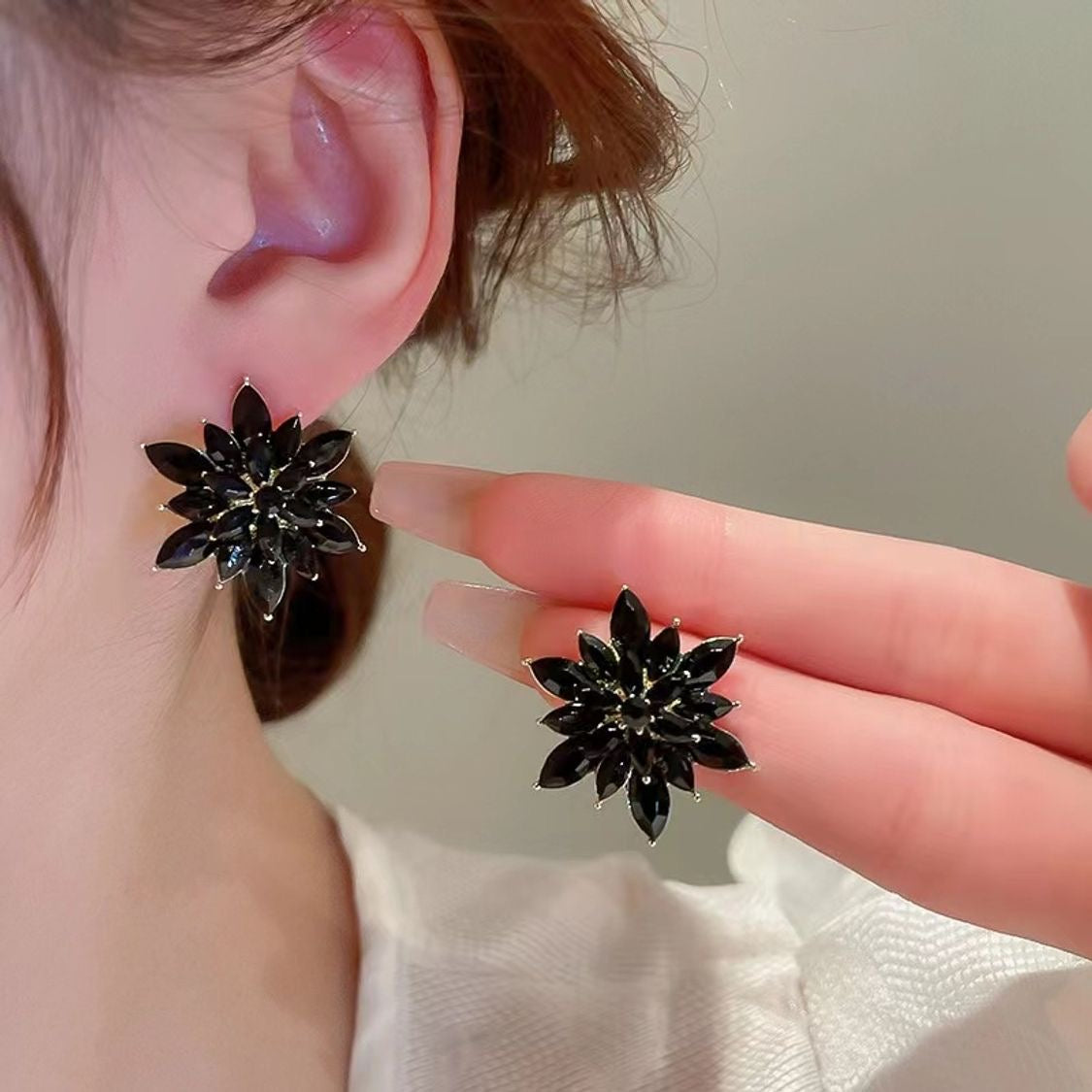 “Star Flower” Earrings (black)